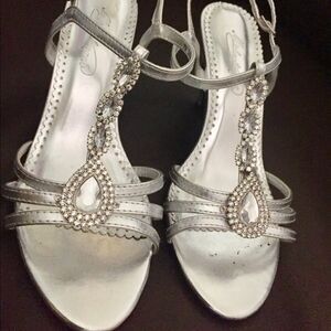 Beautiful silver shoes in size 7,5